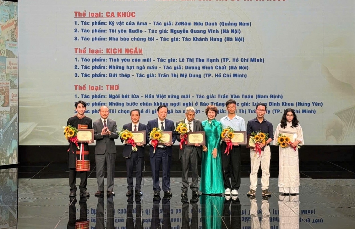 Tác giả Danh Zoram (ngoài cùng bên trái) nhận giải Ba với ca khúc “Kỷ vật của Ama”. Ảnh: BTC