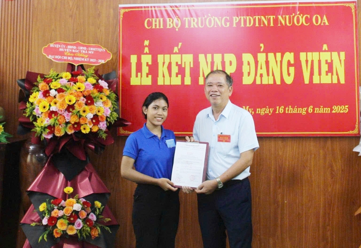 Thầy Nguyễn Xuân Ảnh - Bí thư Chi bộ, Hiệu trưởng Trường Phổ thông Dân tộc nội trú THCS &amp; THPT Nước Oa trao quyết định kết nạp Đảng cho học sinh. Ảnh: TỰ LẬP