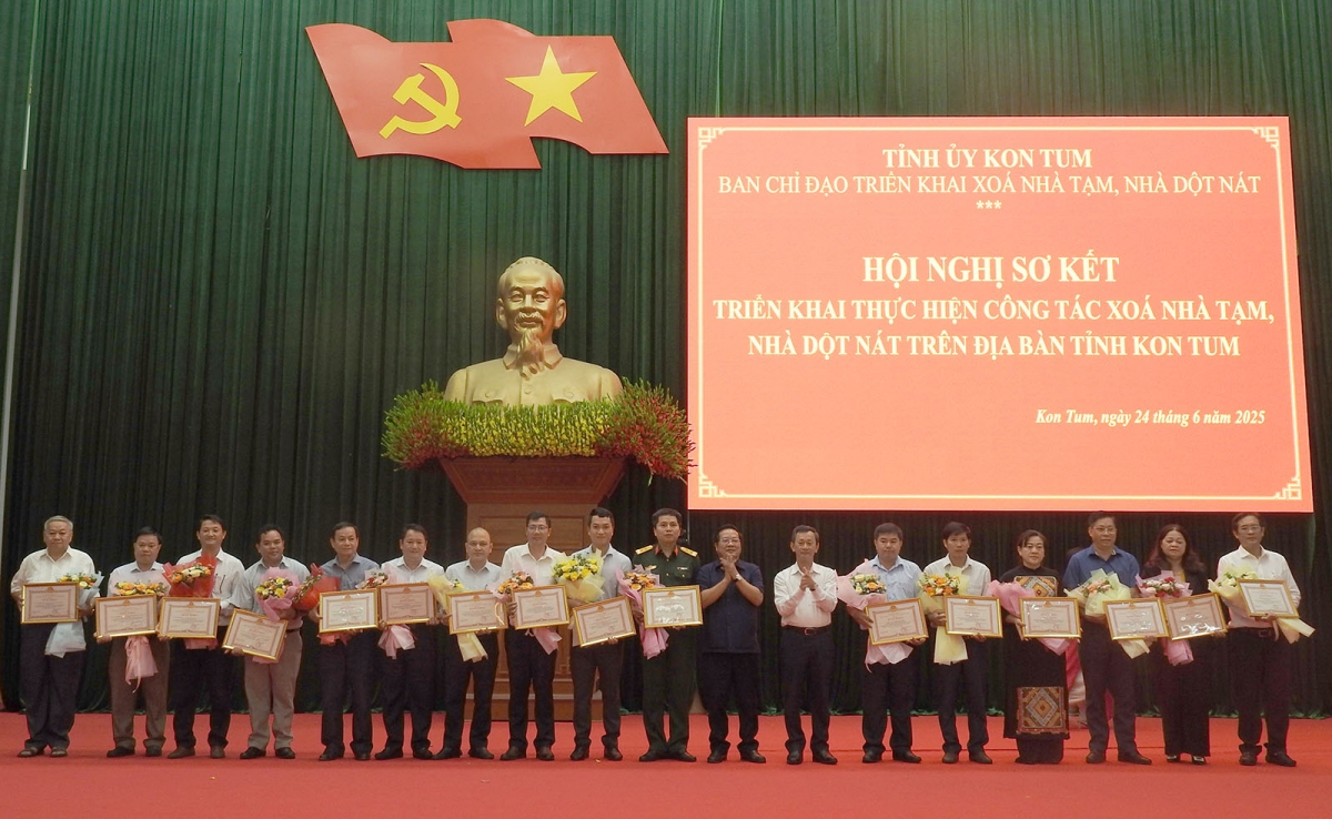 Anih vei lăng kon pơlei dêh char Kon Tum hơpăh Ƀăng khen ăn dôm khul grŭp jang tơnăp ‘lơ̆ng