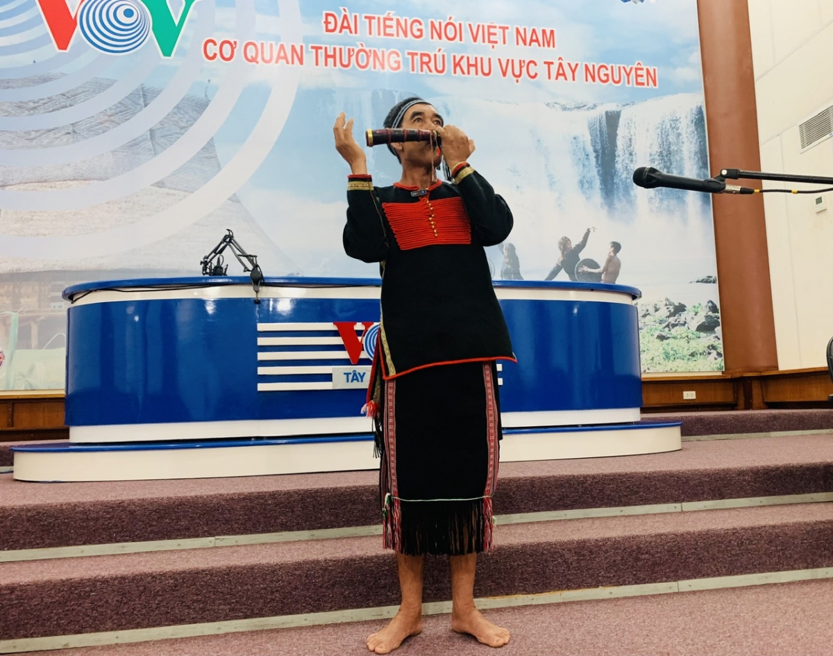 Pôa Y Dŭ Êban (ối krếo Ama Đam), ƀuôn Sưt Mđưng, cheăm Čư̆ Suê, tơring Čư̆ Mgar, kong pơlê Dak Lak dế hlŭm Tơdŭt