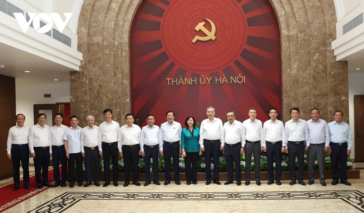Tổng Bí thư và các đại biểu chụp ảnh lưu niệm