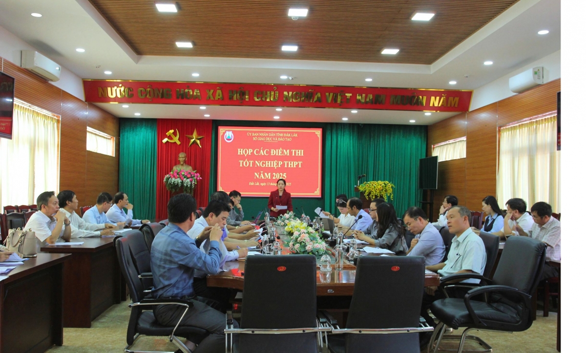 Anih vei lăng pơtho pơhrăm dêh char Đắk Lắk pơgơ̆r hôp hăm 33 anih thi vă hơmet ‘lơ̆ng rim tơdrong jang lơ̆m ‘măng thi tốt nghiệp THPT 2025