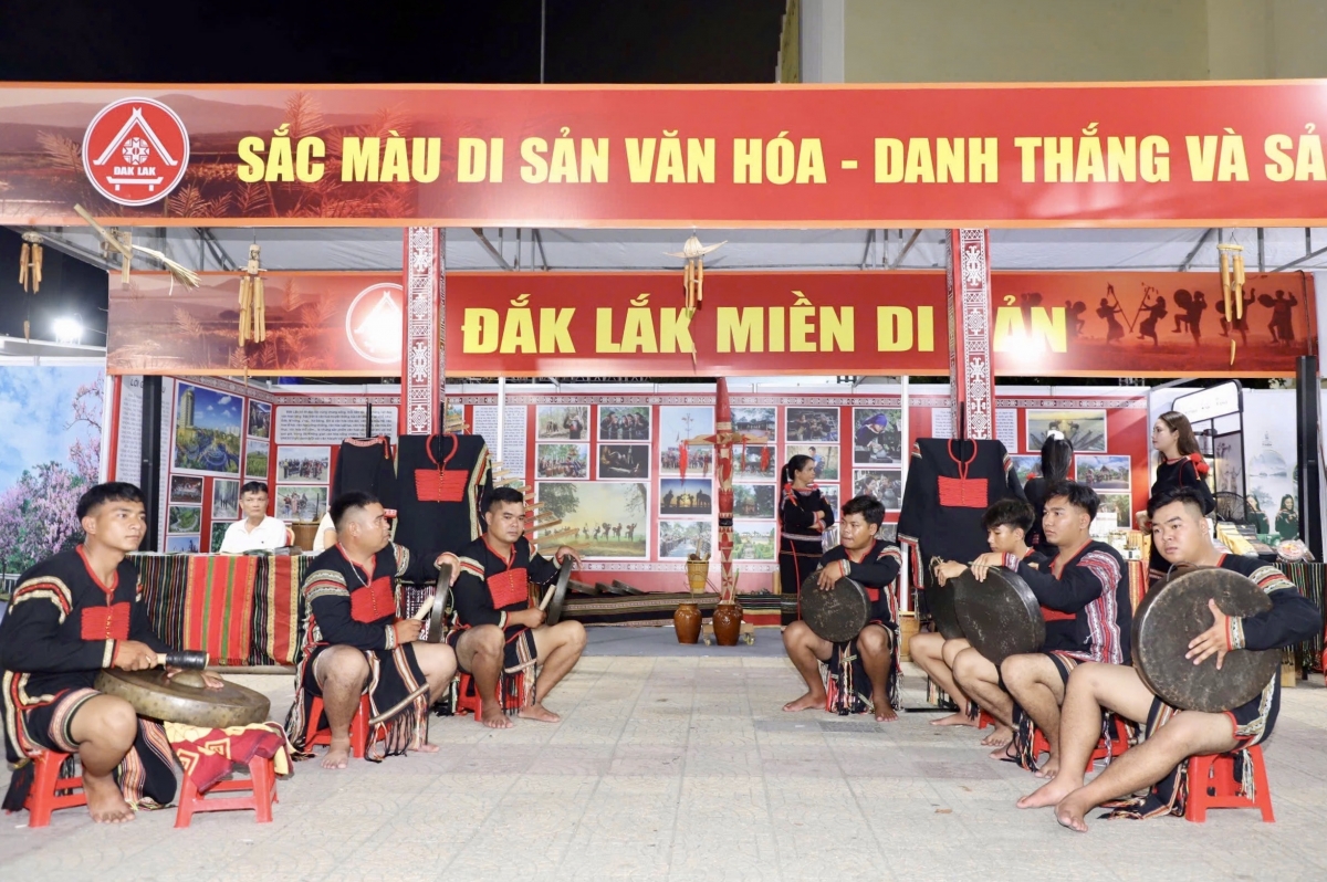 Mâu ngế tung câu lạc ƀô̆ tŏn chêng cheăm Cuôr Đăng, tơring Cư Gara