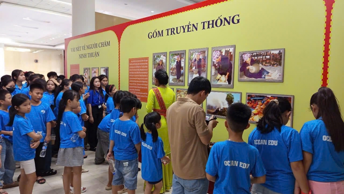 Rilo sinh vien sang bac Dai hoc Quang Nam saong anek saih Sap Anh Dunya OCEAN EDU Quang Nam saong tuai damuai rah rivang parang