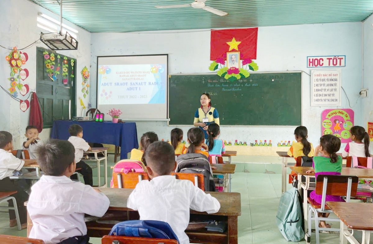 Tukvak bac sap Raglai di nai gru anek saih Sang bac Tieu hoc Phước Thành A, huyen Bác Ái