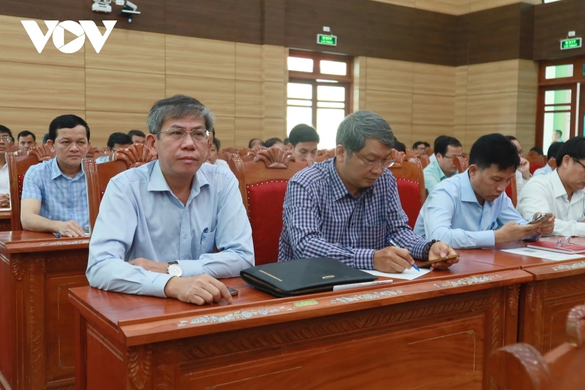 Ông Phạm Ngọc Thái, Phó Giám đốc Sở Văn hóa Thể thao và Du lịch tỉnh Bình Định (hàng đầu, bên trái) là một trong 174 cán bộ chủ chốt của 58 xã, phường mới dự kiến thành lập sắp tới.