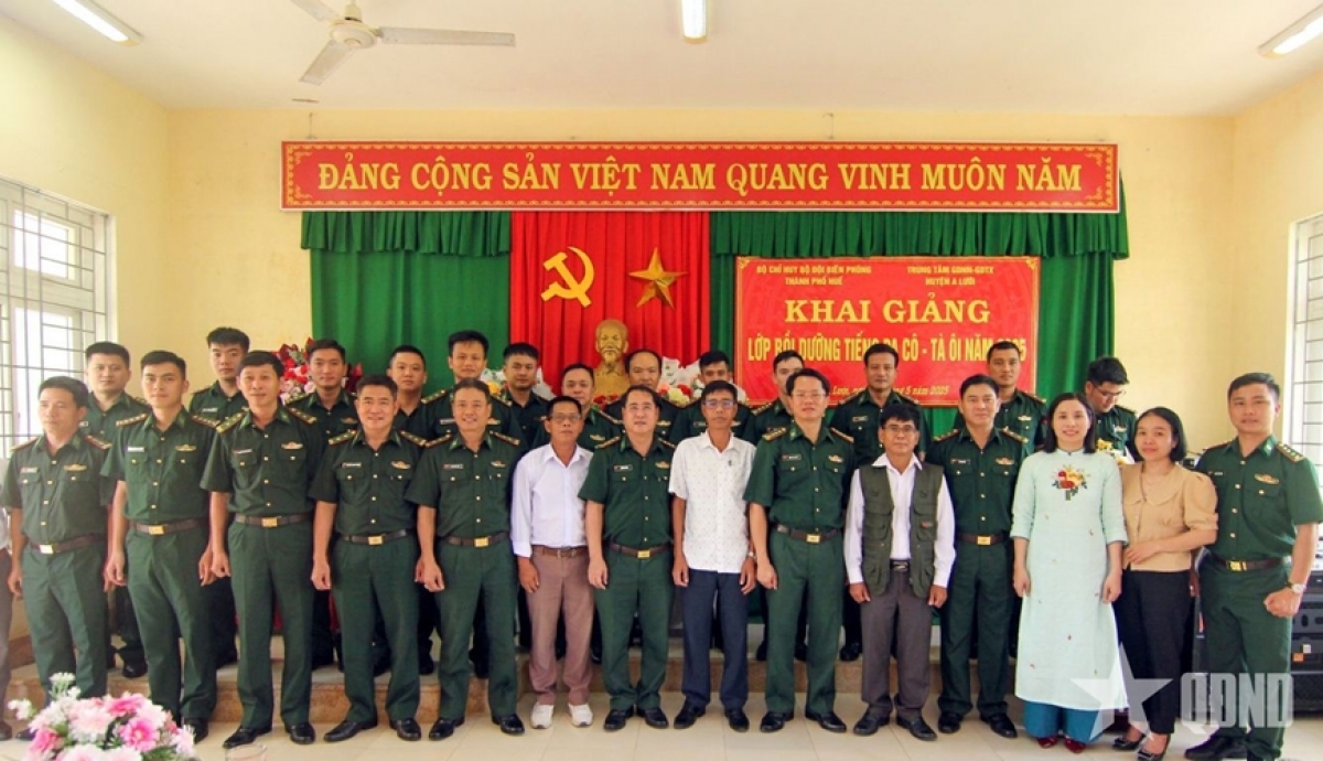 Các đại biểu và học viên tham gia buổi khai giảng. Ảnh: VÕ TIẾN