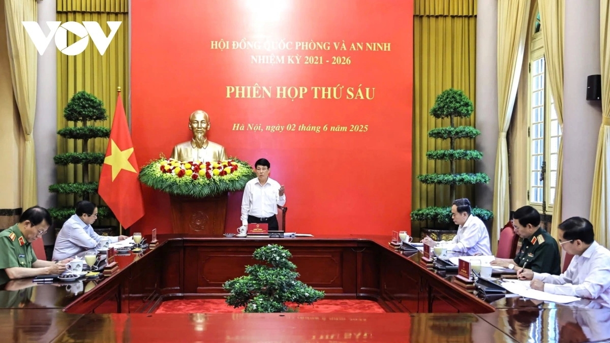 Chủ tịch nước Lương Cường- Chủ tịch Hội đồng Quốc phòng và An ninh; Thủ tướng Phạm Minh Chính - Phó Chủ tịch Hội đồng, cùng các Ủy viên Hội đồng: Chủ tịch Quốc hội Trần Thanh Mẫn, Bộ trưởng Bộ Quốc phòng Phan Văn Giang, Bộ trưởng Bộ Công an Lương Tam Quang và Phó Thủ tướng, Bộ trưởng Bộ Ngoại giao Bùi Thanh Sơn tại Phiên họp thứ 6 Hội đồng Quốc phòng và An ninh, nhiệm kỳ 2021-2026