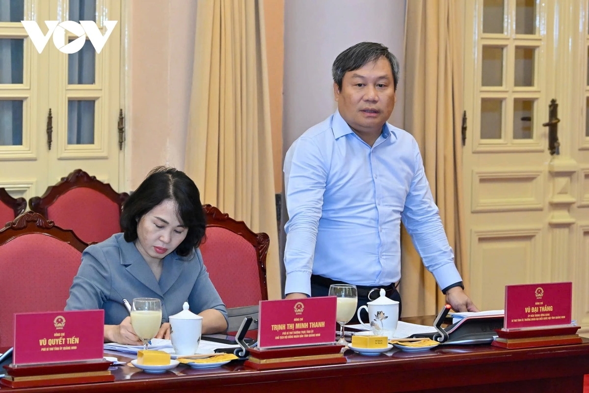 Bí thư tỉnh ủy Quảng Ninh báo cáo tại buổi làm việc