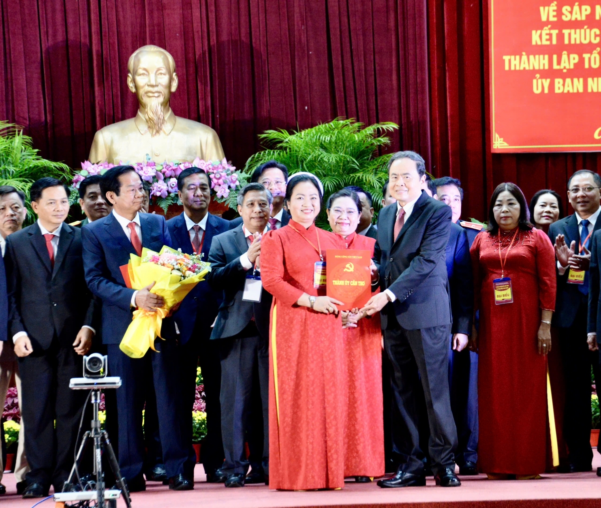 Kơdră Kuôk hô̆i Trần Thanh Mẫn năm akŏm lêh tơbang păng pơjao dôm hla bar tơchơ̆t tơ̆ pơlei Cần Thơ