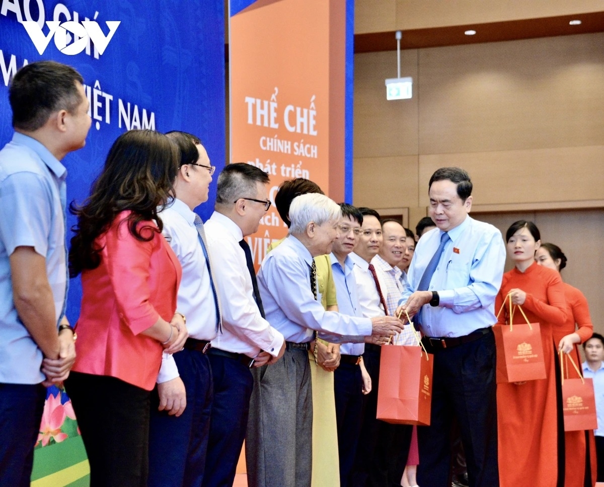 Chủ tịch Quốc hội Trần Thanh Mẫn tặng quà chúc mừng các nhà báo