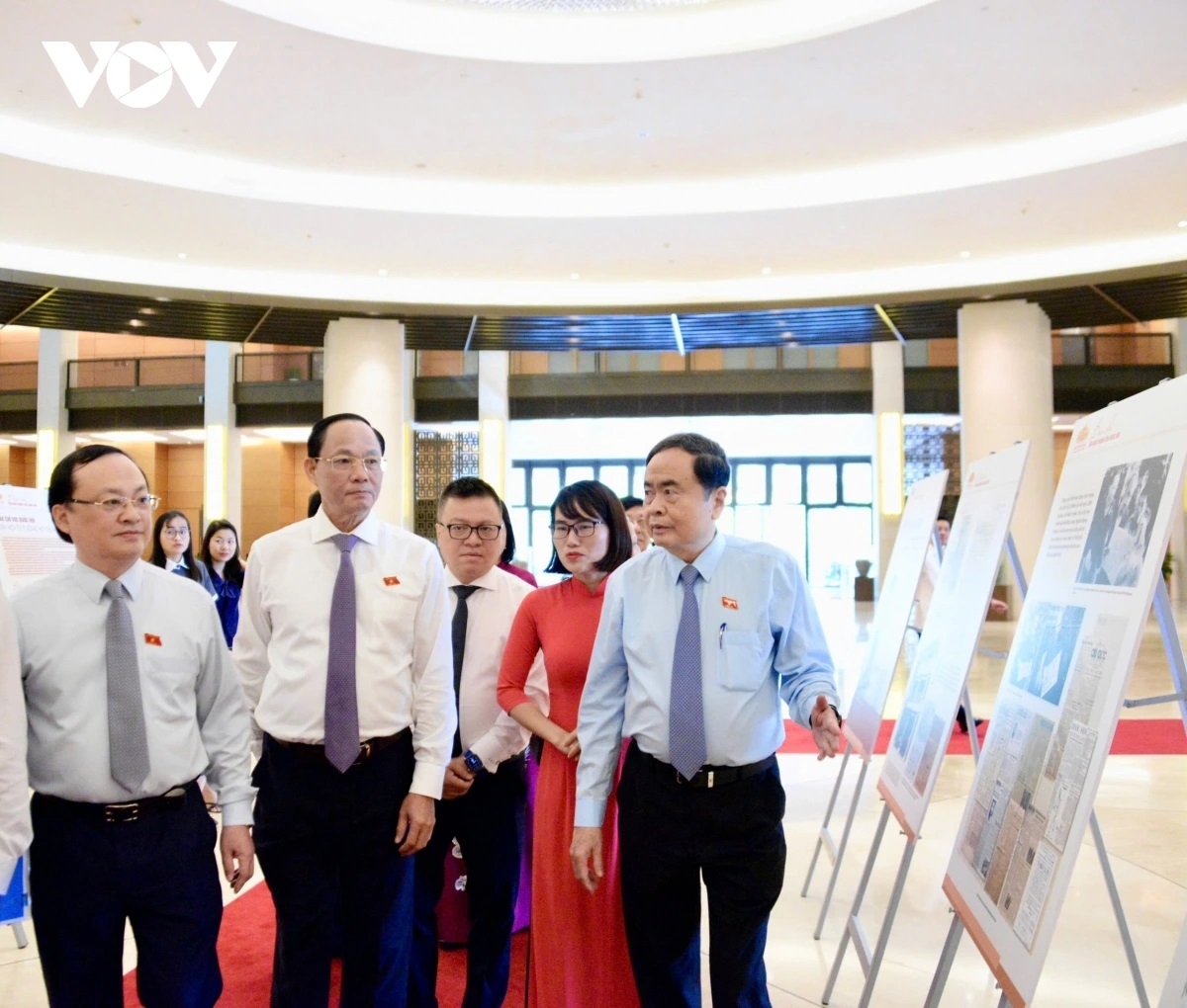 Lãnh đạo Quốc hội và các đại biểu tham quan triển lãm