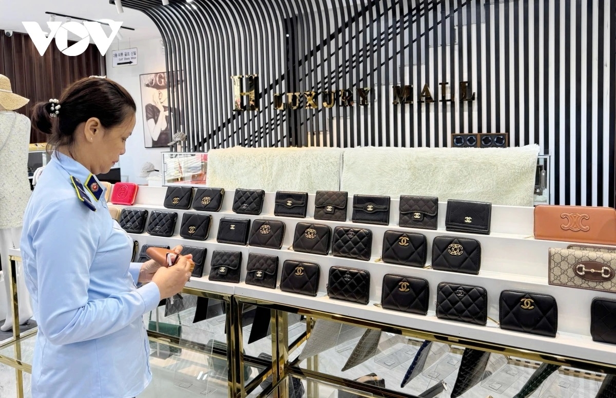 Lực lượng Quản lý thị trường TP Đà Nẵng kiểm tra đột xuất các cửa hàng thời trang.