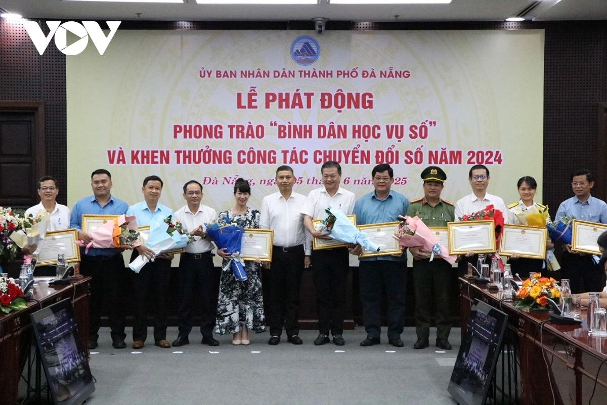 Tặng bằng khen 21 tập thể xuất sắc trong phong trào chuyển đổi số năm 2024
