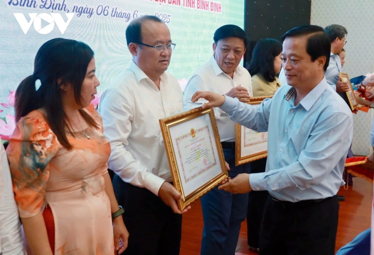 Ông Nguyễn Tuấn Thanh, Phó Chủ tịch UBND tỉnh Bình Định trao Bằng khen của UBND tỉnh Bình Định cho các tập thể, cá nhân có thành tích trong thực hiện Chương trình mục tiêu quốc gia phát triển kinh tế - xã hội vùng đồng bào dân tộc thiểu số và miền núi