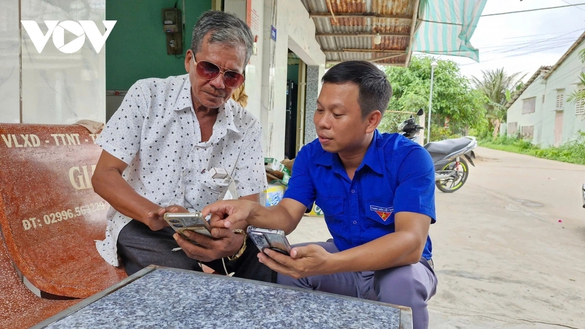 Đoàn thanh niên hướng dẫn người dân sử dụng các ứng dụng trong điện thoại