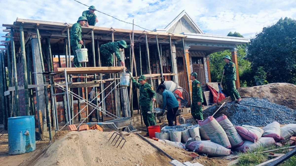 Cán bộ, chiến sĩ Đồn Biên phòng Quảng Nhâm giúp người dân biên giới xây dựng nhà