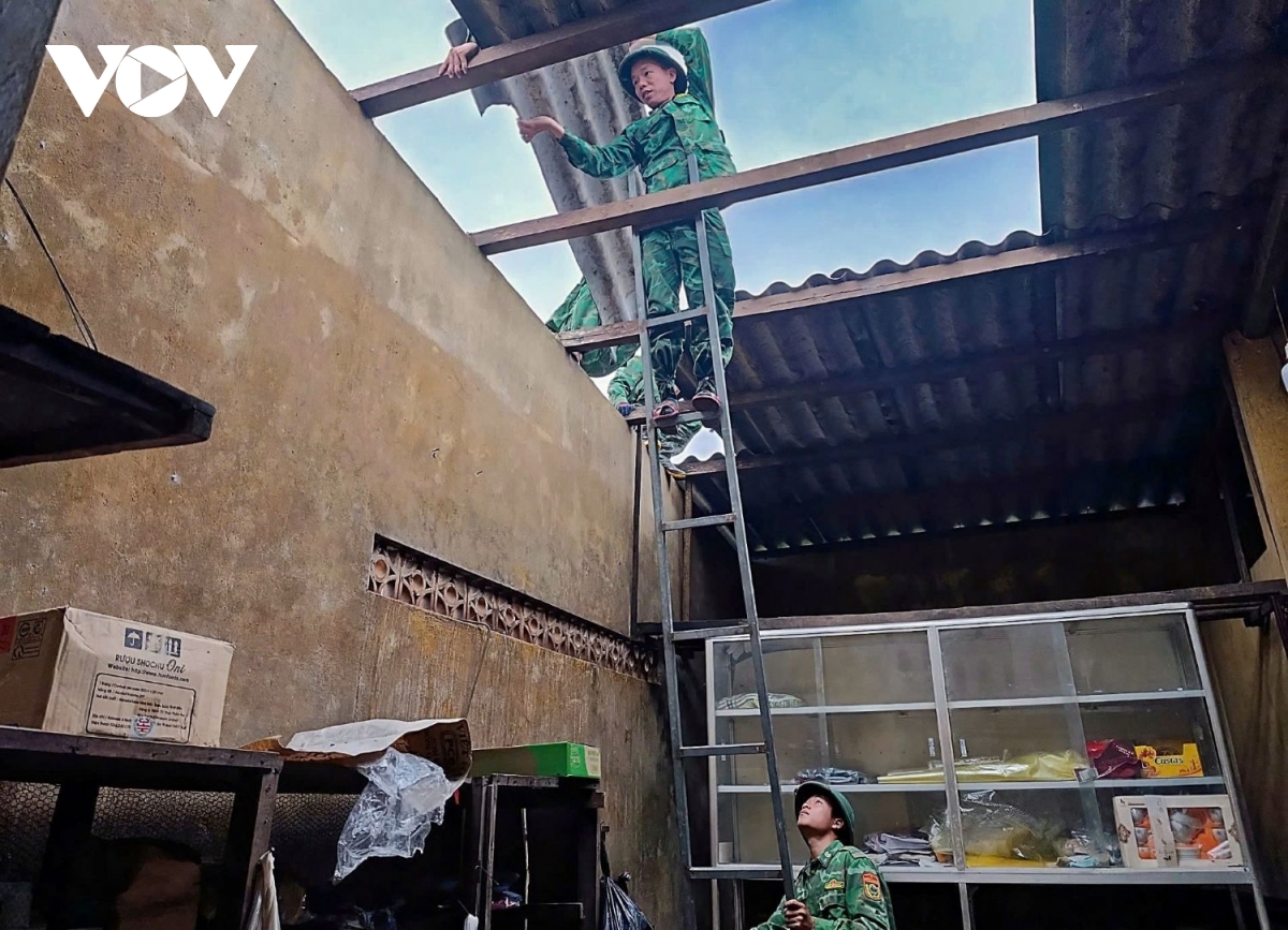 Giúp dân sửa lại nhà sau lốc