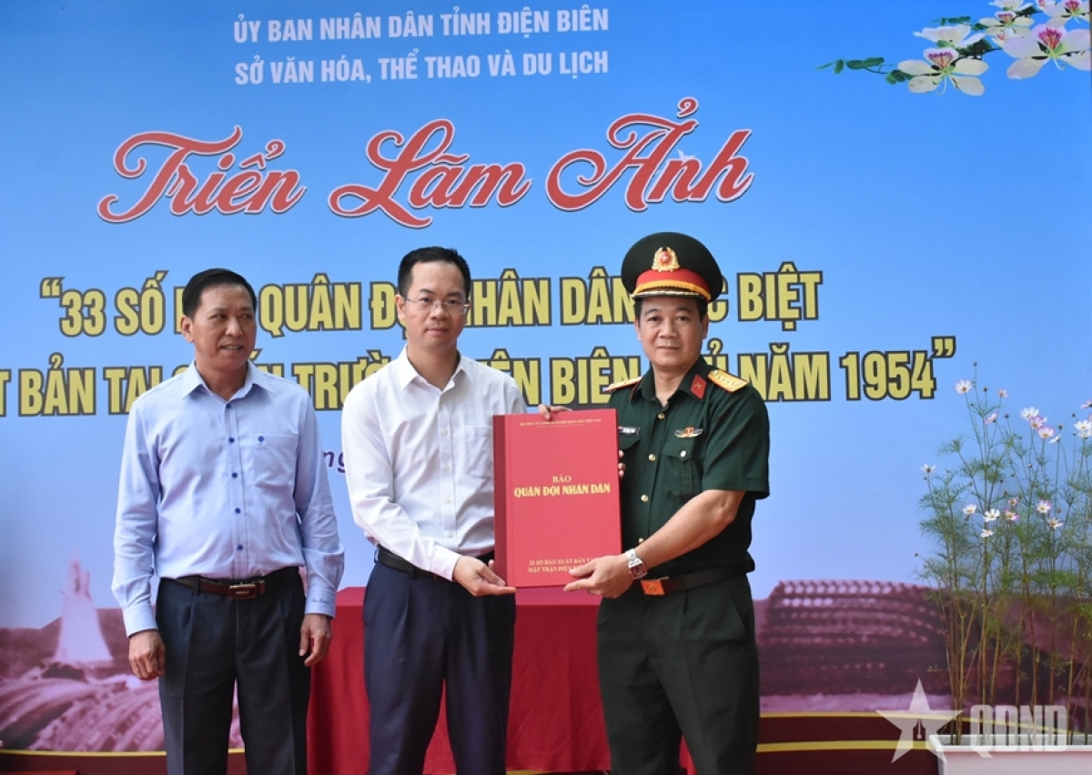 Đại tá Mè Quang Thắng trao cuốn "33 số báo Quân đội nhân dân đặc biệt xuất bản tại Mặt trận Điện Biên Phủ" tặng Sở Văn hóa, Thể thao và Du lịch tỉnh Điện Biên.