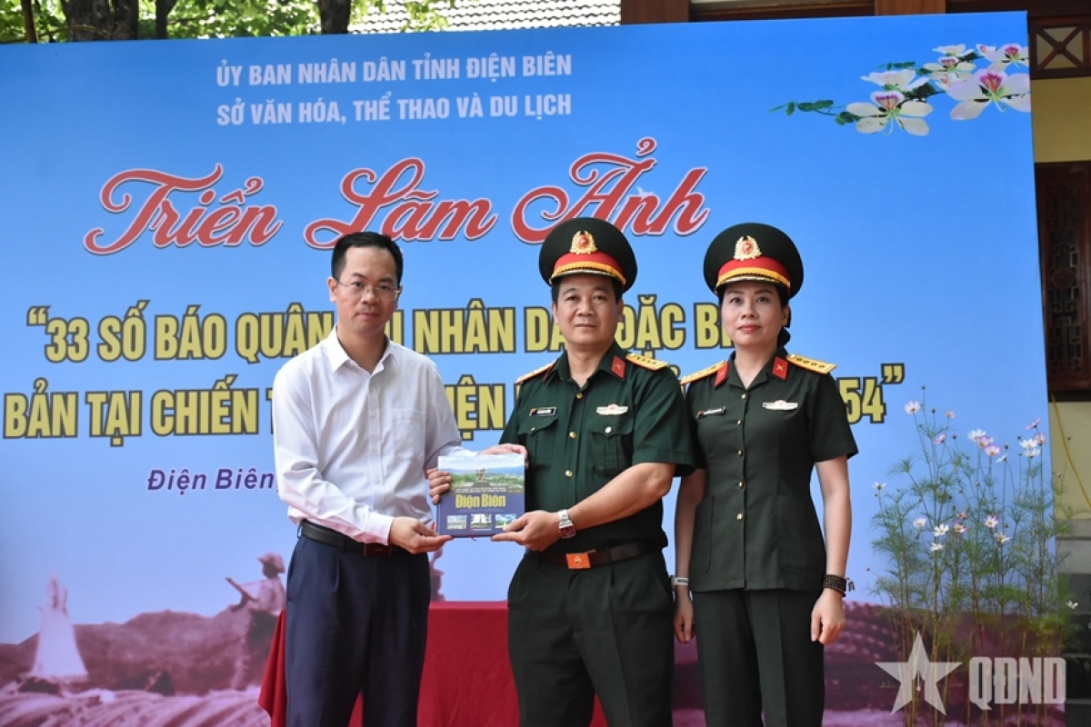 Lãnh đạo Sở Văn hóa, Thể thao và Du lịch tỉnh Điện Biên trao sách giới thiệu di tích tặng đại biểu Báo QĐND