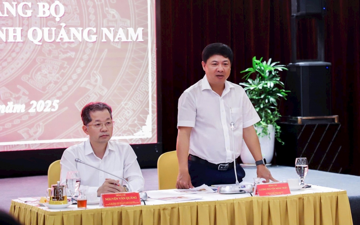 Đồng chí Lương Nguyễn Minh Triết và đồng chí Nguyễn Văn Quảng đồng chủ trì hội nghị. Ảnh: VĨNH LỘC