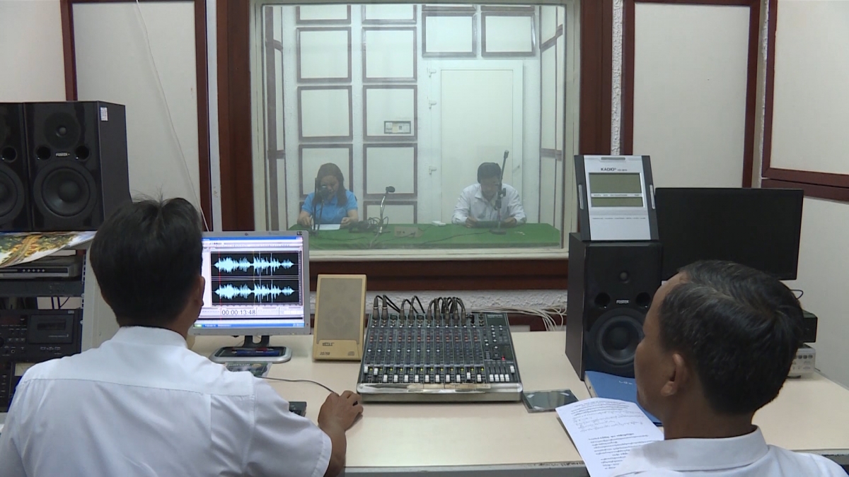 Ê kip đang thực hiện chương trình truyền hình tiếng Khmer