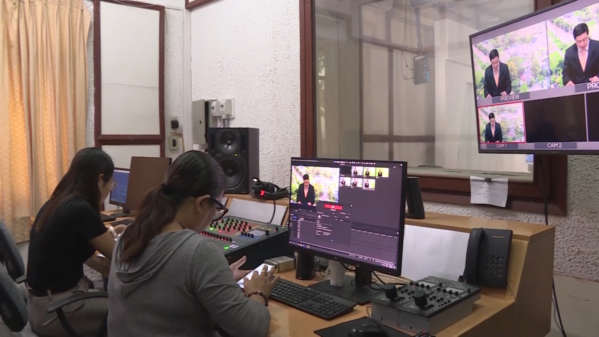 Ê kip đang thực hiện chương trình truyền hình tiếng Khmer