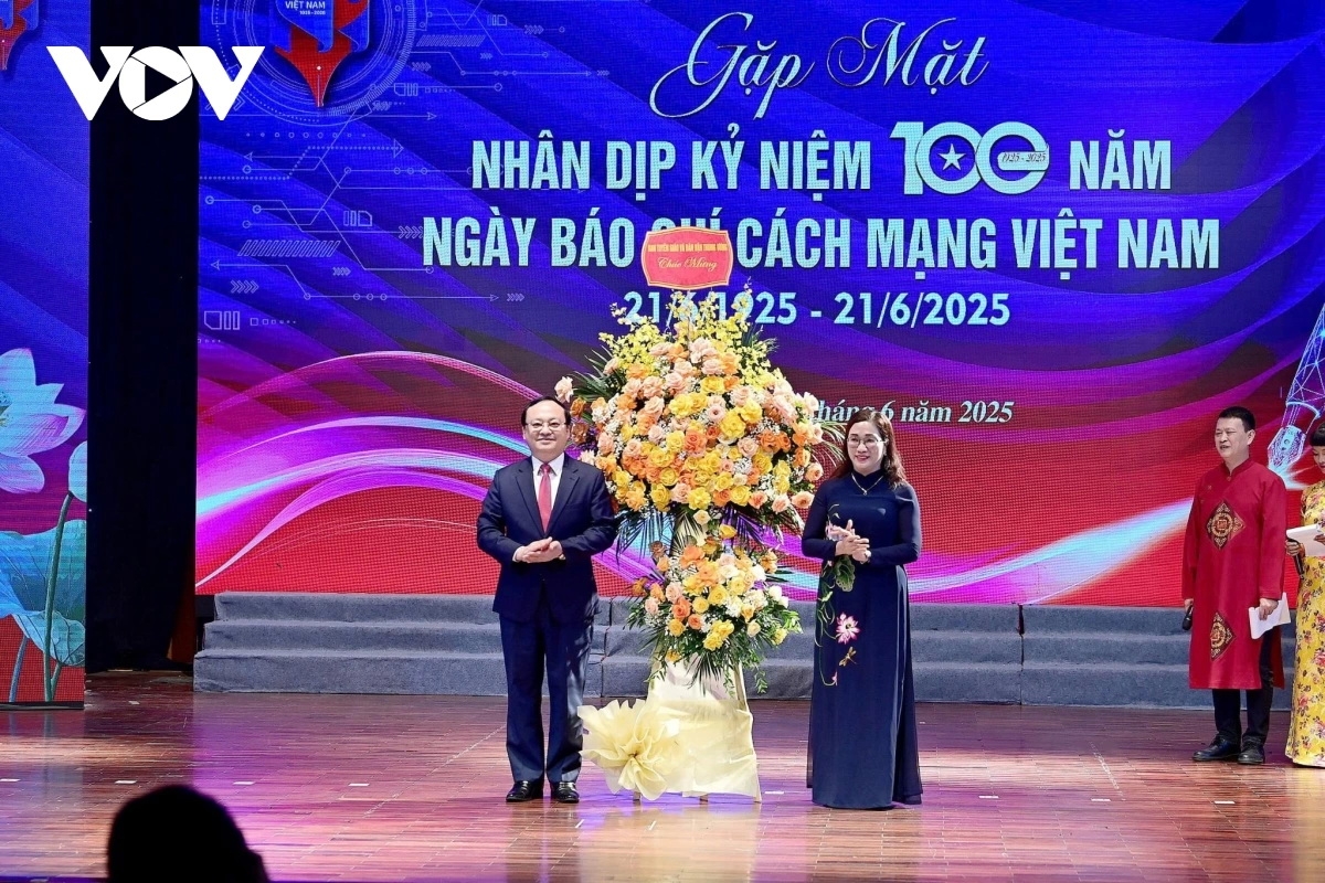 T'cooh Đỗ Tiến Sỹ, Ủy viên Trung ương Đảng, Ủy viên Ban Chấp hành Đảng bộ Chính phủ, Bí thư Đảng ủy, Tổng Giám đốc VOV đơp pô hơnh deh tơợ pr'căn Đinh Thị Mai - Phó Trưởng Ban Tuyên giáo lâng p'too moon đha nuôr Trung ương