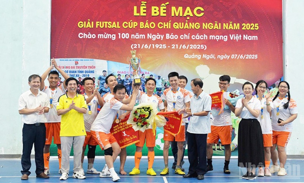 Đội bóng Chi hội Văn phòng pa căh măt lâng phóng viên thường trú đhị Quảng Ngãi bơơn cúp vô địch ch'ner Futsal Cúp báo chí Quảng Ngãi