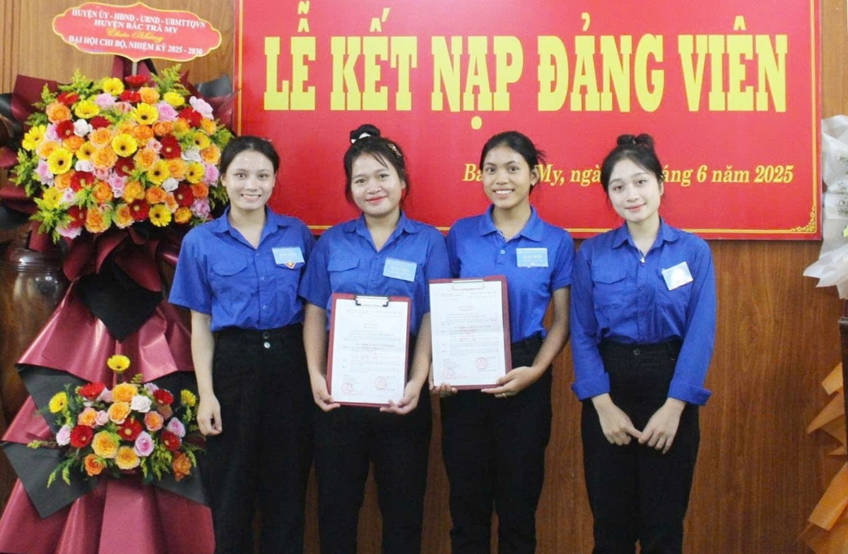 Học sinh Trường Phổ thông Dân tộc nội trú THCS &amp; THPT Nước Oa được kết nạp vào Đảng. Ảnh: TỰ LẬP