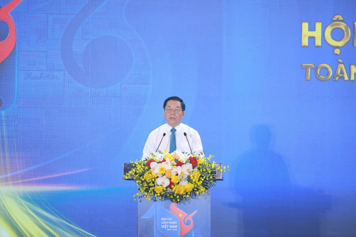 Đồng chí Nguyễn Trọng Nghĩa, Ủy viên Bộ chính trị, Kruanh Ban Tuyên giáo n'hanh Dân vận Trung ương ntoh ngơi