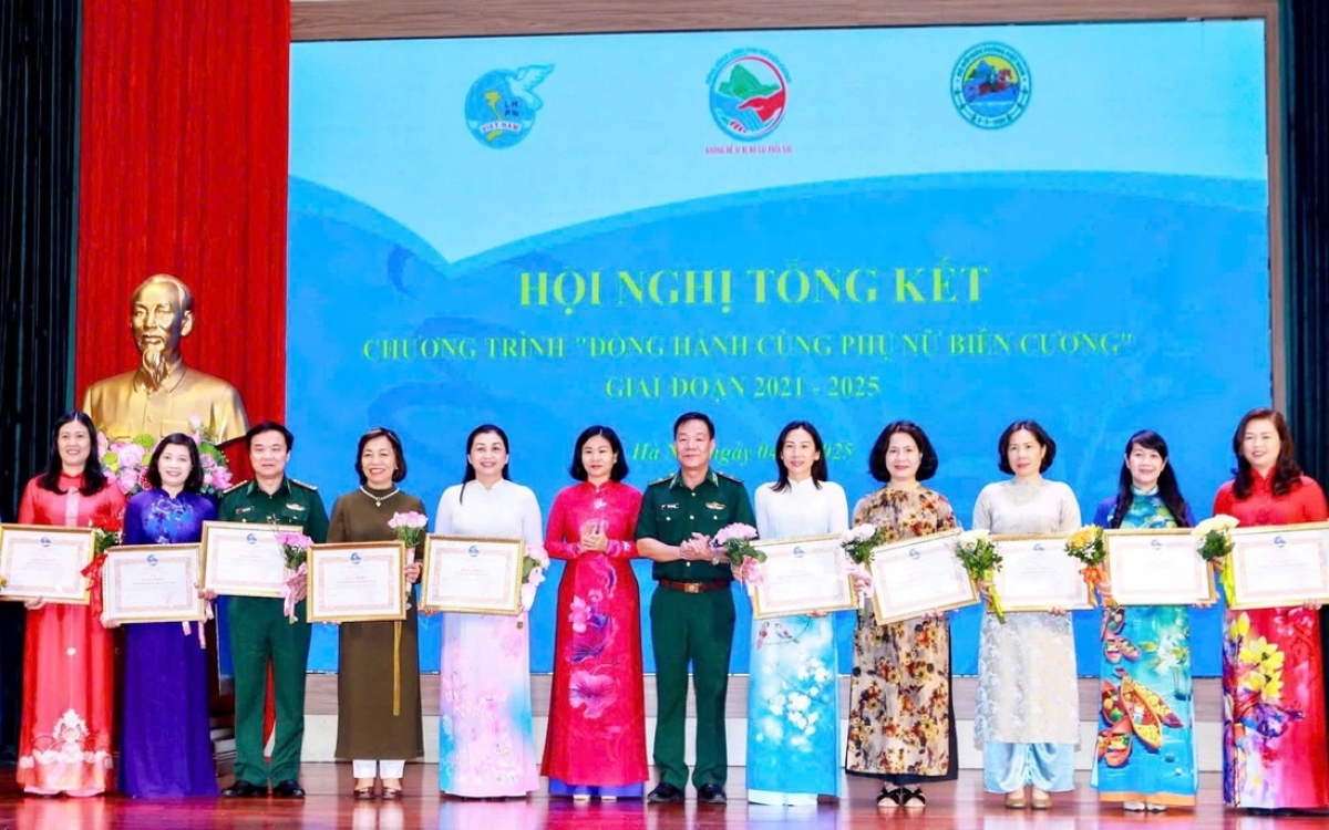Lãnh đạo Trung ương Hội Liên hiệp Phụ nữ Việt Nam và lãnh đạo Cục Chính trị Bộ đội Biên phòng trao bằng khen tặng các tập thể có thành tích xuất sắc trong thực hiện chương trình "Đồng hành cùng phụ nữ biên cương" giai đoạn 2021-2025.