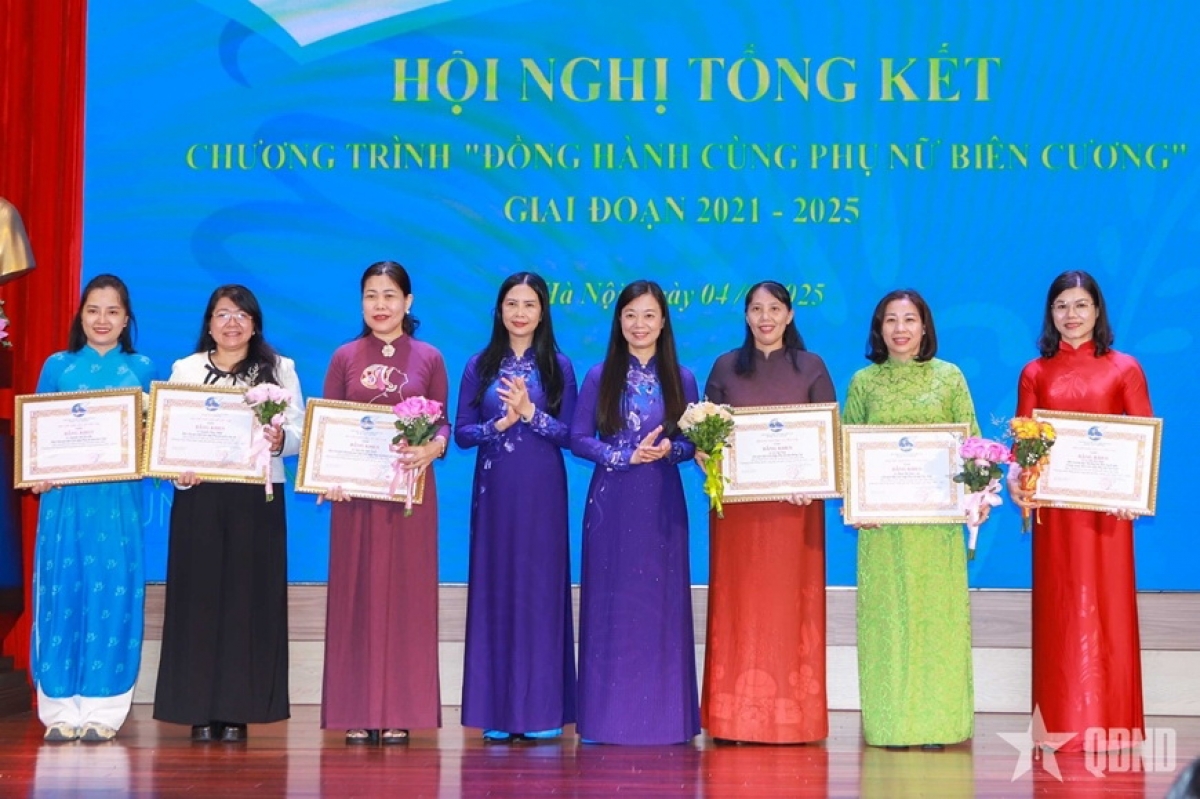 Lãnh đạo Trung ương Hội Liên hiệp Phụ nữ Việt Nam trao bằng khen tặng các cá nhân có thành tích xuất sắc trong thực hiện chương trình "Đồng hành cùng phụ nữ biên cương" giai đoạn 2021-2025.