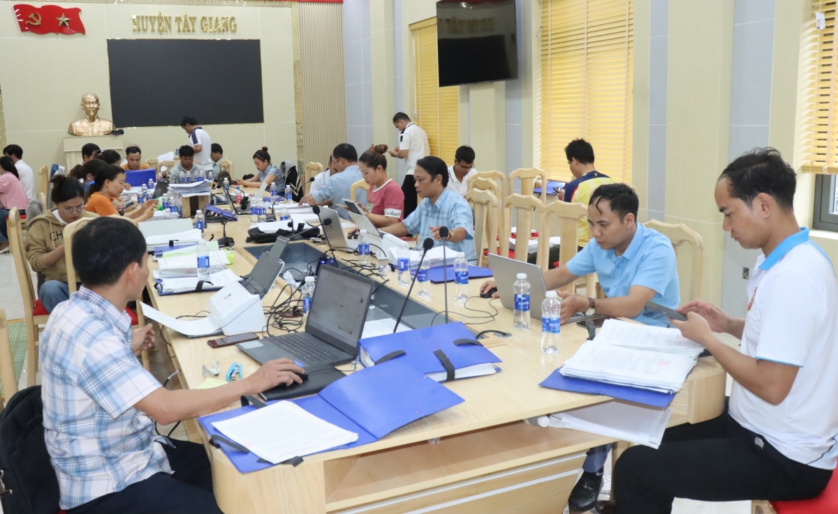 Chr'hoong  Tây Giang xooc t'bhlâng bhrợ pa đơơh số hóa bha ar pa tơ k'rong zư đơc. Chanup: HIỀN THÚY