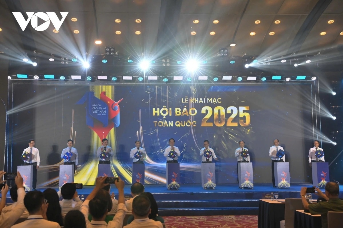 Các đại biểu thực hiện nghi lễ khai mạc Hội báo toàn quốc 2025