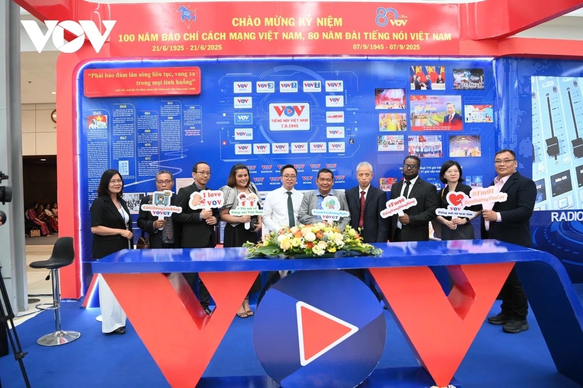 Các đại biểu tham quan và chụp ảnh lưu niệm tại gian trưng bày của Đài Tiếng nói Việt Nam