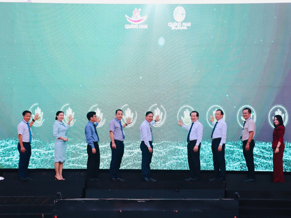 Đại biểu thực hiện nghi thức khai mạc Những ngày văn hóa, thể thao, du lịch Quảng Nam 2025.