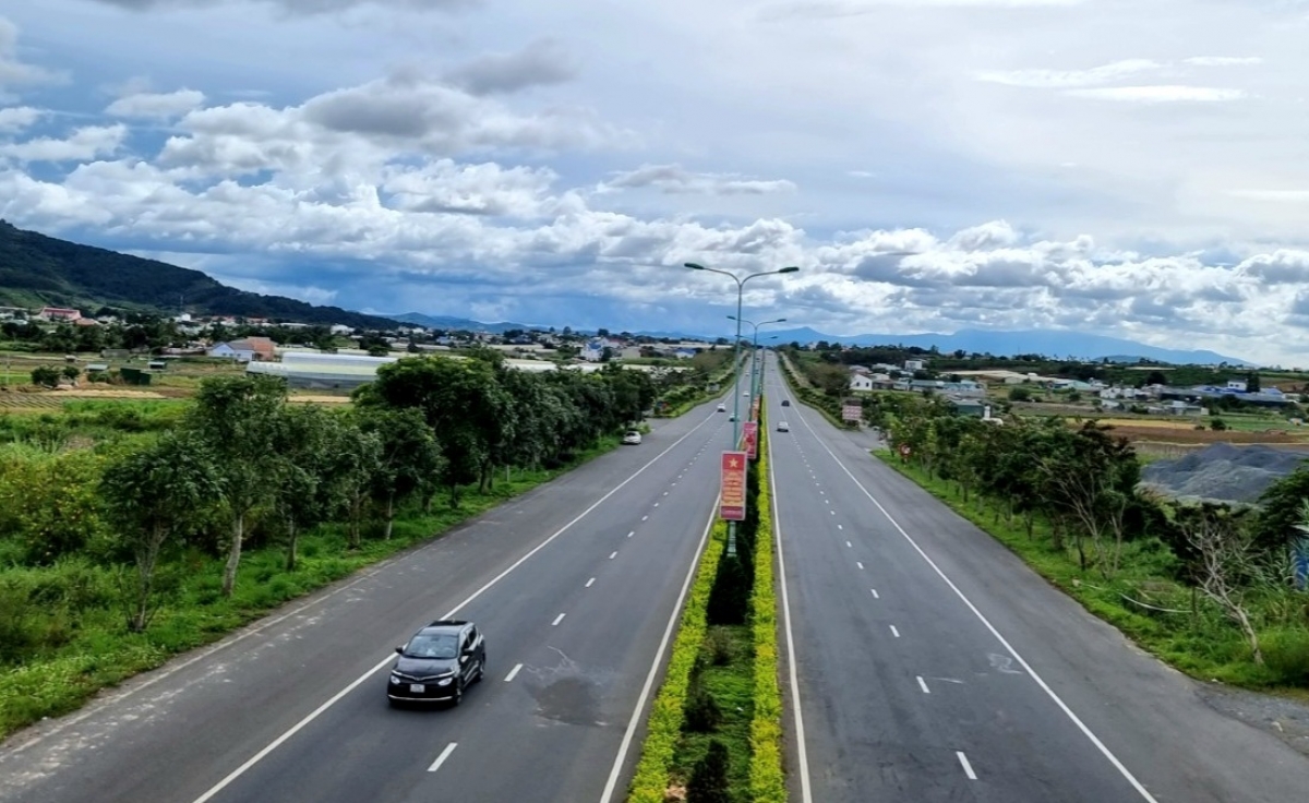 
Jăl trong gre rĕnh Bảo Lộc – Liên Khương tơbưh hăm trong gre rĕnh Liên Khương – Đà Lạt.