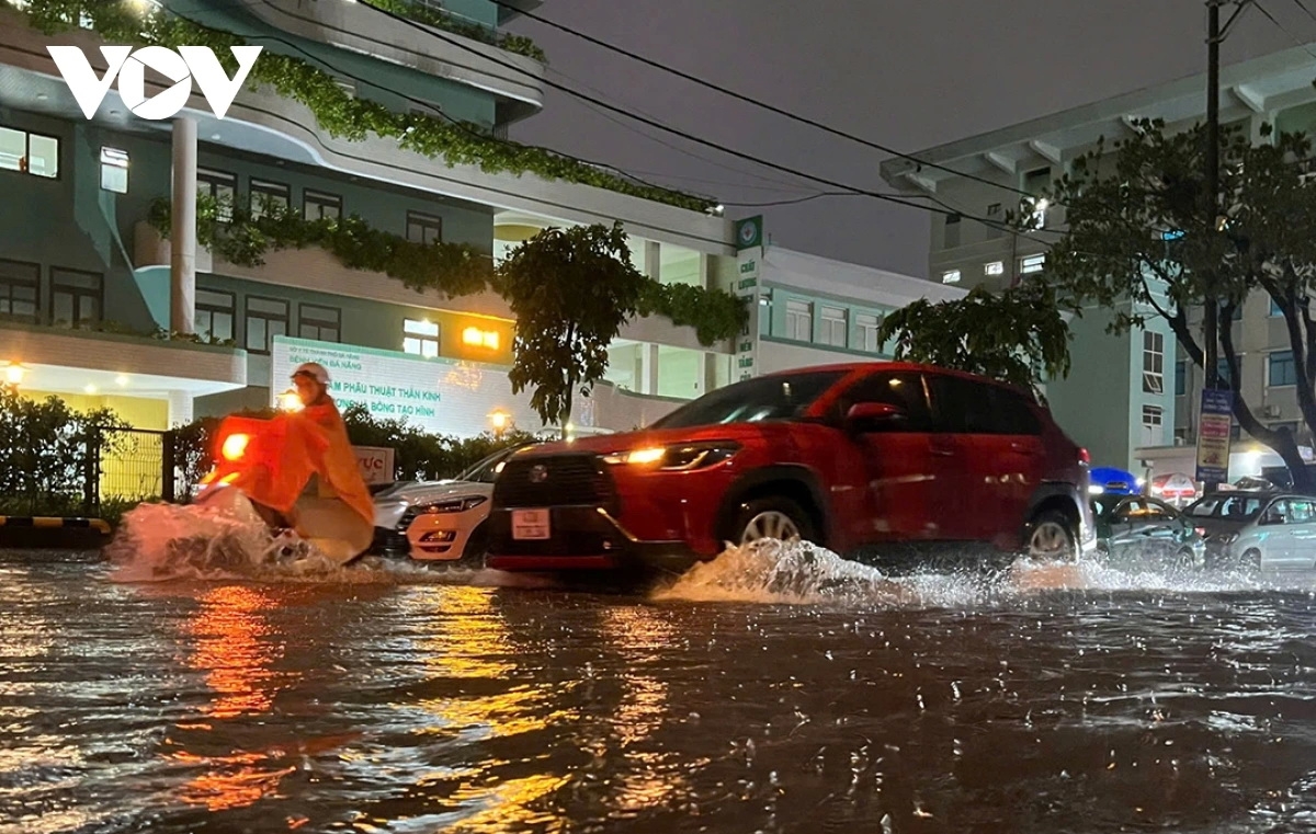Đà Nẵng mưa lớn, ngập cục bộ do ảnh hưởng bão số 1.