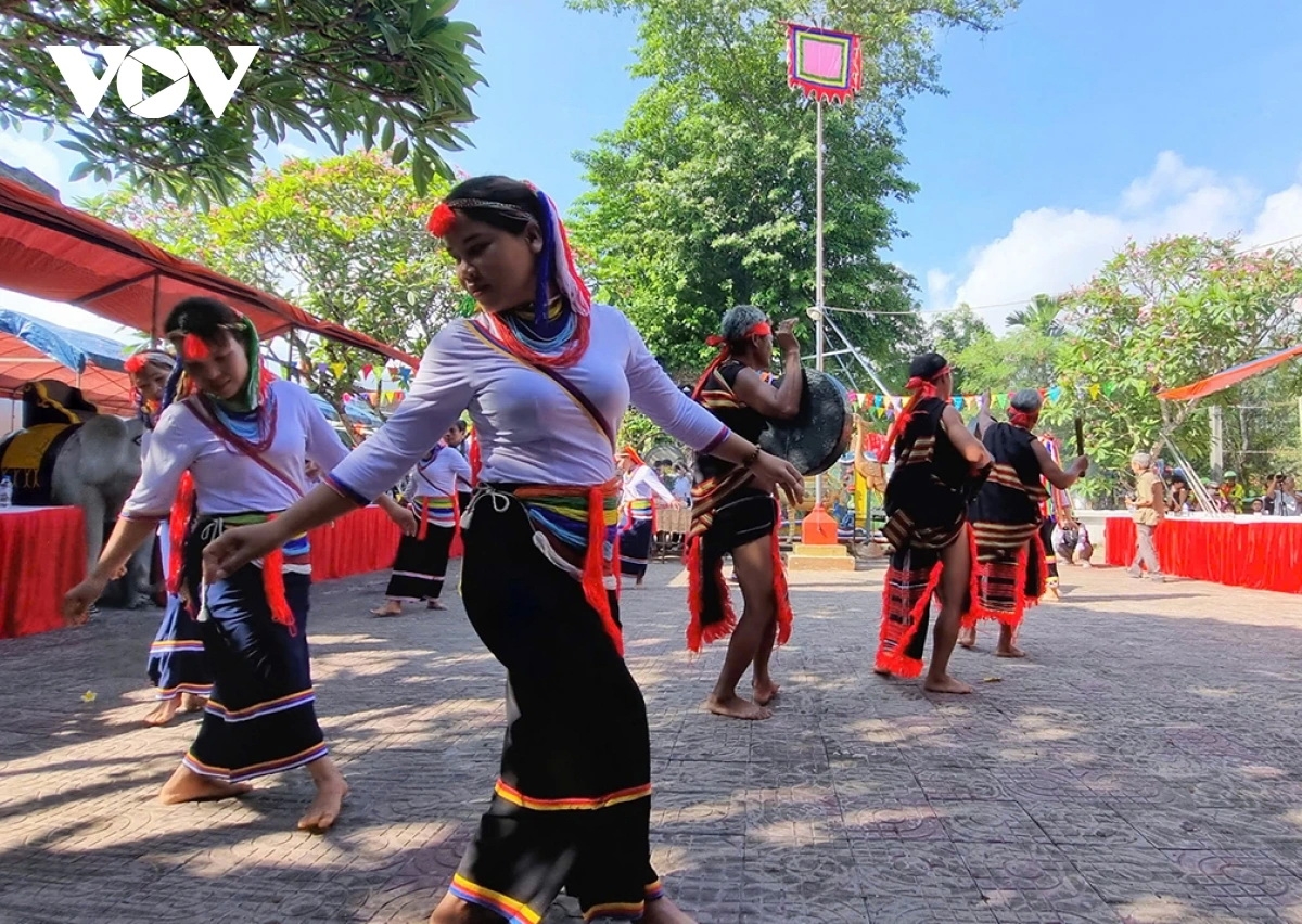 Nghệ thuật múa Cà đáo của người Cor Trà Bồng