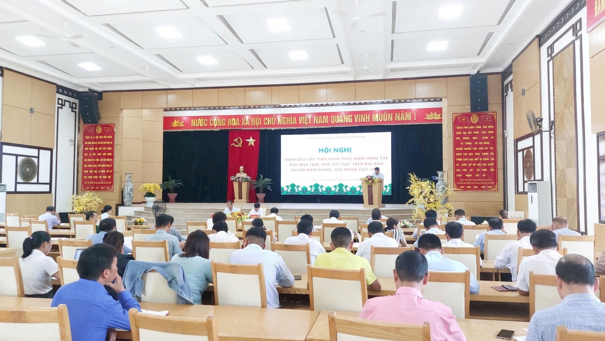 UBND huyện Nam Giang tổ chức hội nghị đánh giá tình hình thực hiện xóa nhà tạm. Ảnh: Y THƠM