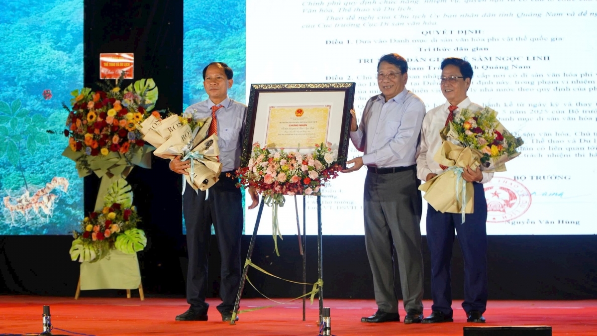 PGS.TS. Đặng Văn Bài - Phó Chủ tịch Hội đồng Di sản văn hóa quốc gia trao chứng nhận “Tri thức dân gian về sâm Ngọc Linh” cho lãnh đạo huyện Nam Trà My.