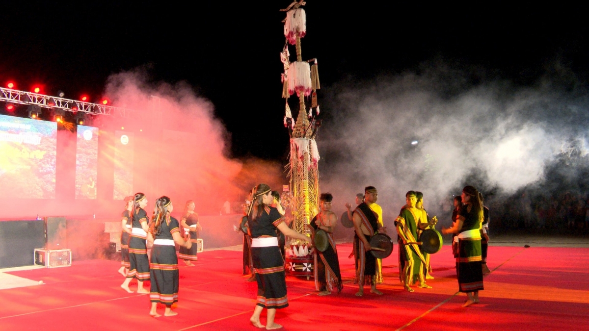 Chương trình nghệ thuật múa cồng chiêng được thể hiện trong buổi lễ.