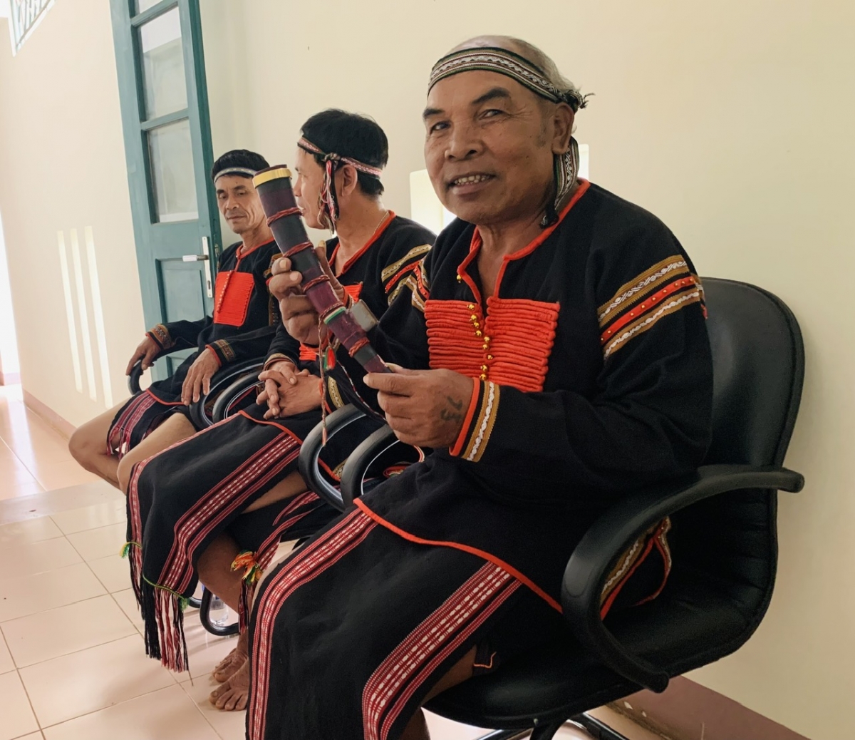 Cau chài ồng Y Dăk Niê (mat mờng hòi ồng H’Nhăm dê) ơm tàm ƀòn Sut Mđưng, sàh Cư Suê, kơnhoàl Cư Mgar, càr Dăk Lăk 