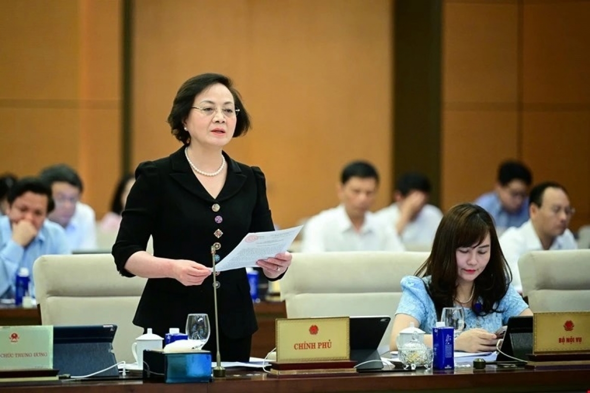 Bộ trưởng Bộ Nội vụ Phạm Thị Thanh Trà trình bày tờ trình tại phiên họp