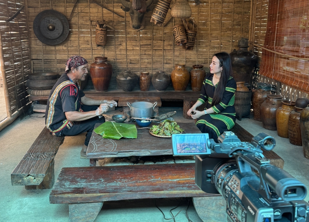 Drŏ kăn chih hla ar tơroi Nguyễn Hương Quỳnh jur bơ̆jang tơ̆ tơring kon kông