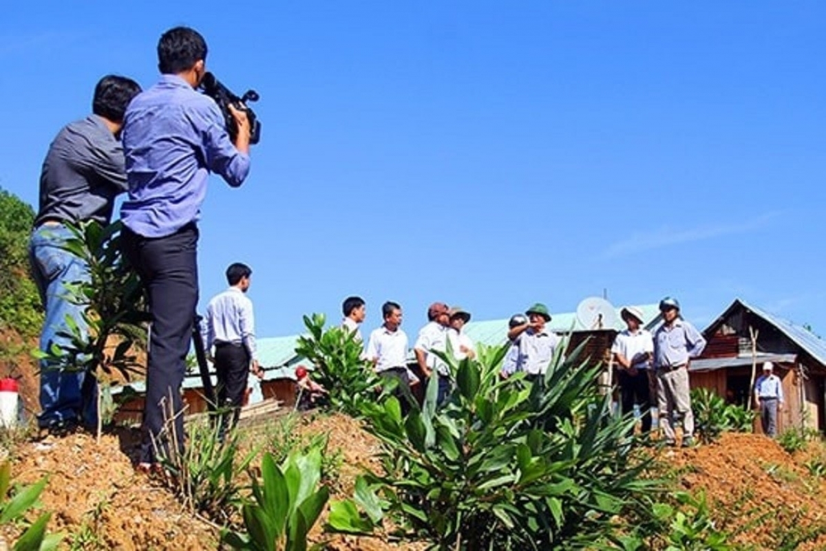 Phóng viên tác nghiệp tại khu vực sạt lở ở Đông Giang. Ảnh: CTV.