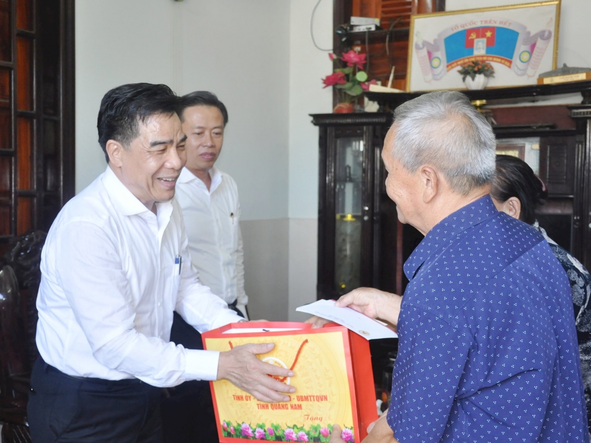 Lãnh đạo tỉnh tặng quà người có công huyện Quế Sơn nhân dịp Kỷ niệm 76 năm ngày Thương binh - liệt sĩ (27/7/1947 - 27/7/2023). Ảnh: NGUYÊN ĐOAN