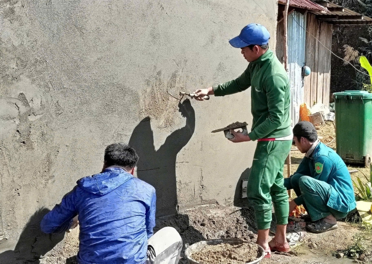 Huyện Tây Giang đang đẩy nhanh tiến độ xóa nhà tạm. Ảnh: HỒ QUÂN