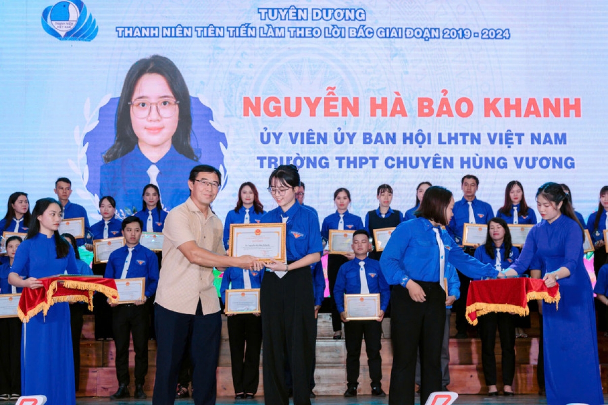Em Nguyễn Hà Bảo Khanh được Trung ương Đoàn Thanh niên Cộng sản Hồ Chí Minh trao tặng danh hiệu “Học sinh 3 tốt”.